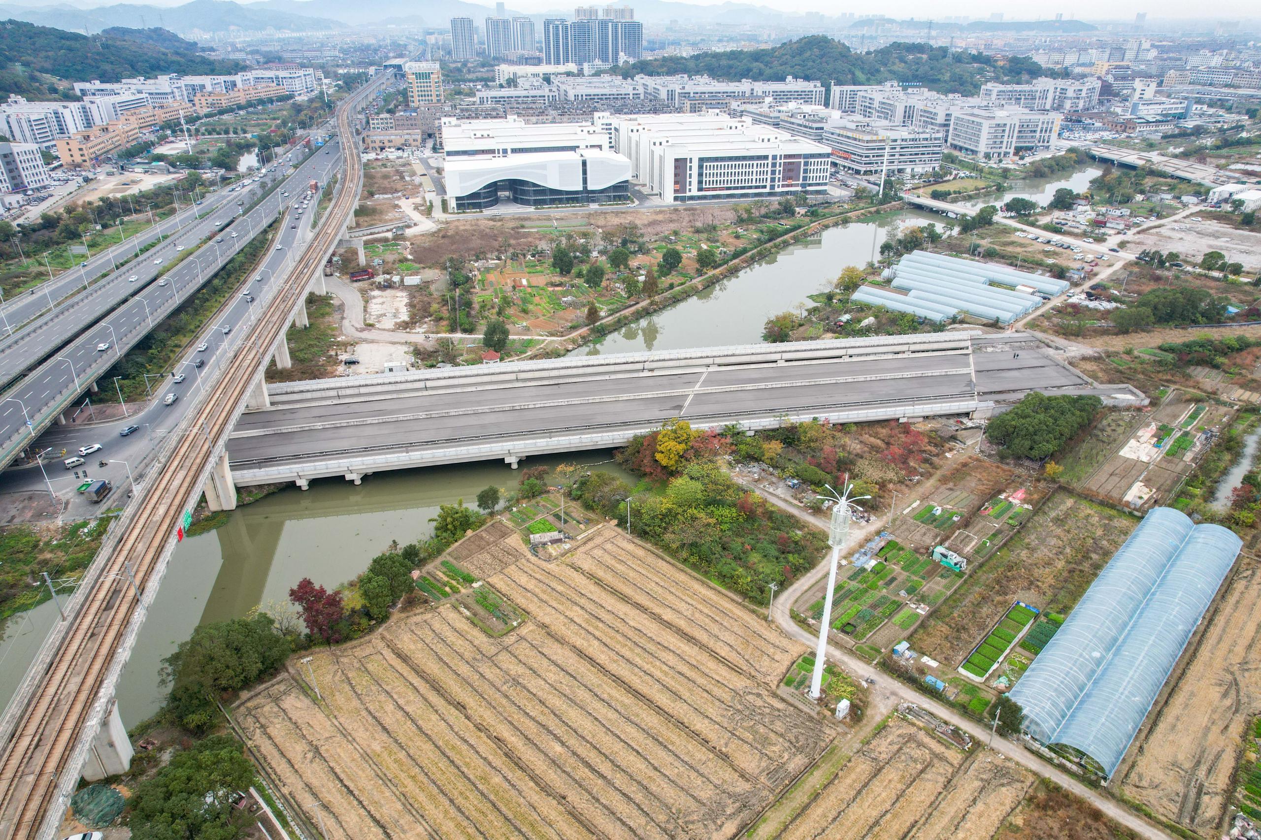 疏港公路與橫峰大道連接線工程（橫峰大道跨桐山溪橋、跨高洋河橋）（參建）