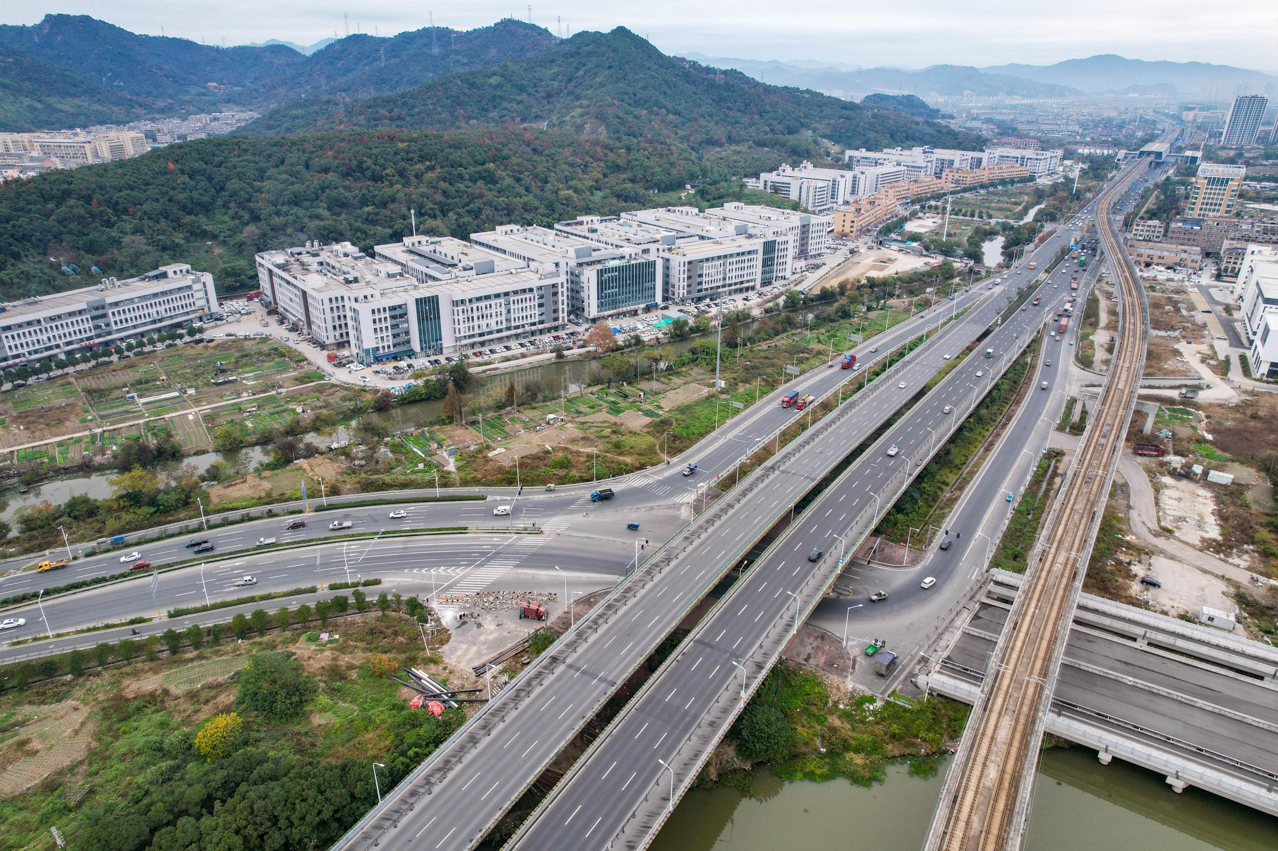 溫嶺澤國至玉環(huán)大麥嶼疏港公路工程（溫嶺段）公路項(xiàng)目橫峰互通路面標(biāo)段施工
